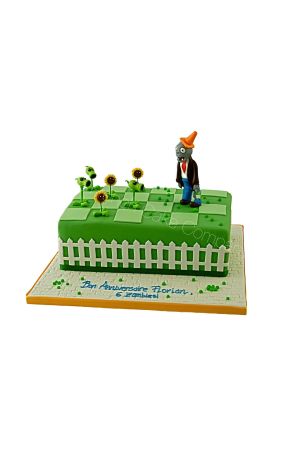 Gâteau d'anniversaire rectangulaire personnalisé Plantes contre Zombies représentant une pelouse à damier vert, une clôture blanche, des pisto-pois 3D, des tournesols et un zombie au cône orange, créé par The French Cake Company.