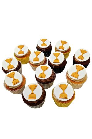 Un assortiment de cupcakes décorés de disques en pâte à sucre blanche avec la silhouette d'un trophée doré en relief.