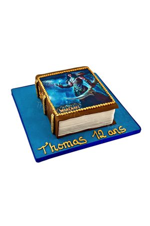 Un délicieux gâteau sur le thème de World of Warcraft, décoré avec des éléments emblématiques du jeu.