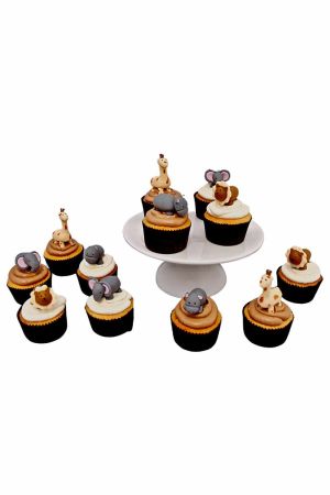Een verzameling cupcakes met witte en bruine crème, versierd met handgemaakte 3D suikerdieren zoals giraffen, leeuwen en olifanten.