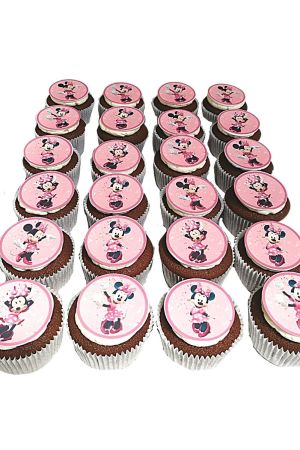 Een verzameling cupcakes versierd met roze ronde eetbare afbeeldingen van Minnie Mouse in verschillende houdingen met een roze jurk en strik.