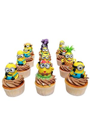 Assortiment de cupcakes d'anniversaire Les Minions surmontés d'un glaçage poché et de figurines 3D en sucre représentant des Minions aux déguisements variés, créés par The French Cake Company.