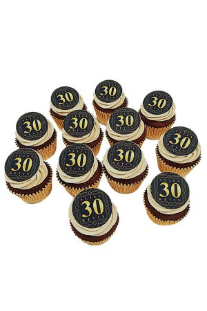 Assortiment de cupcakes d'anniversaire vintage thème Gatsby le Magnifique surmontés de crème pochée et de disques comestibles art déco noir et or, créés par The French Cake Company.