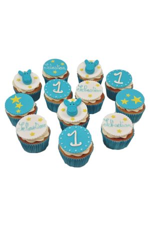 Un assortiment de cupcakes bleus et blancs décorés avec le visage du personnage Paco l'âne, des étoiles jaunes en sucre et le chiffre un.