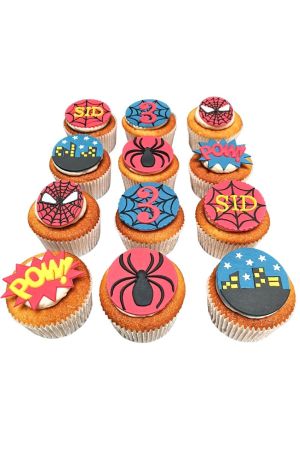 Un assortiment de cupcakes décorés de disques en pâte à sucre représentant le masque de Spider-Man, des araignées et des bulles de BD "POW!".