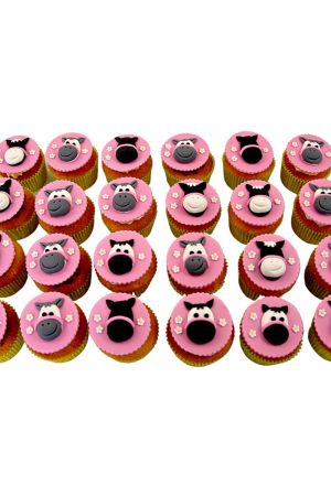 Assortiment de cupcakes d'anniversaire surmontés de disques en fondant rose avec visages de chevaux et poney en sucre 3D et petites fleurs réalisées par The French Cake Company