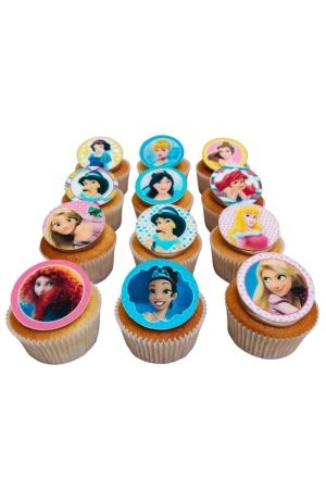 Een verzameling verjaardagscupcakes met eetbare ronde afbeeldingen van verschillende Disney Prinsessen zoals Ariël, Belle, Tiana en Rapunzel.
