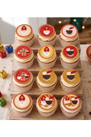 Douze cupcakes de Saint-Nicolas décorés de disques en sucre représentant Saint Nicolas, le Père Fouettard et des cadeaux.