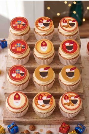 Cupcakes moelleux avec glaçage à la crème et disques comestibles imprimés aux motifs de Saint Nicolas, Père Fouettard et cadeaux de fête