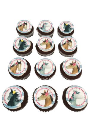 Ensemble de cupcakes d'anniversaire décorés d'impressions comestibles circulaires représentant des têtes de chevaux en aquarelle avec fleurs de couleur par The French Cake Company