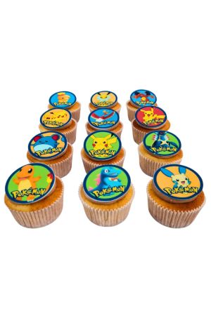 Een verzameling verjaardagscupcakes met eetbare ronde afbeeldingen van verschillende Pokémon-personages zoals Pikachu, Charmander en Squirtle.