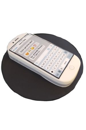 Gâteau d'anniversaire sculpté 3D smartphone blanc montrant des émojis et messages SMS par The French Cake Company