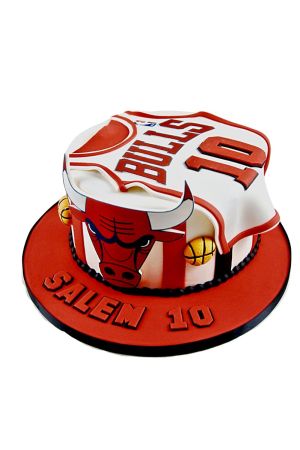 Un gâteau d'anniversaire en forme et décoré comme un maillot de basket des Chicago Redbulls.