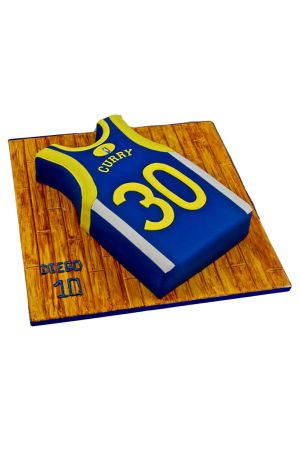 Gâteau d'anniversaire en forme de maillot de basket bleu et jaune avec le numéro 30 posé sur un socle effet parquet en bois réalisé par The French Cake Company