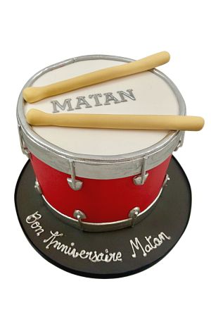 Gâteau d'anniversaire sculpté 3D tambour caisse claire rouge avec baguettes en sucre réalisé par The French Cake Company