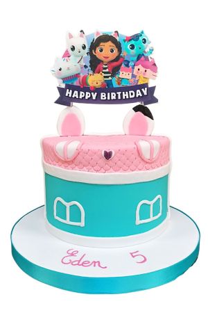 Gâteau d'anniversaire personnalisé turquoise et rose inspiré de La Maison de Gabby, avec oreilles de chat en pâte à sucre, fenêtres et cake topper coloré avec Gabby et ses chatons, créé par The French Cake Company.
