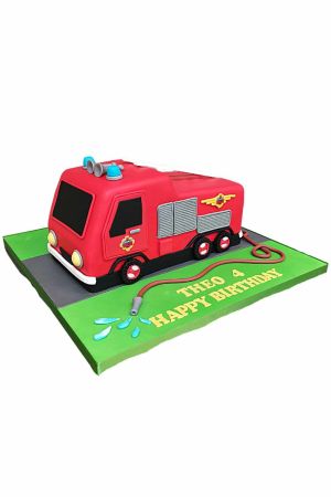 3D rode Sam de Spuitgast brandweerauto verjaardagstaart met waterslang op een groen taartboard