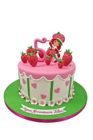 Gâteau d'anniversaire rose et blanc Charlotte aux Fraises décoré de fraises en pâte à sucre, petites fleurs et figurine