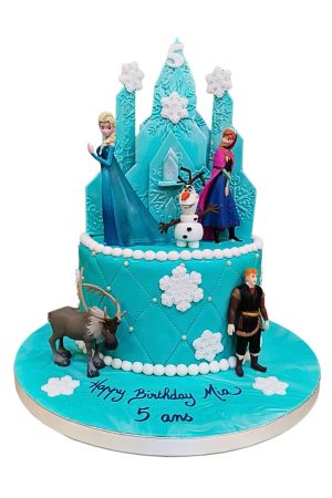 Gâteau d’anniversaire personnalisé bleu turquoise Palais des Glaces La Reine des Neiges orné des figurines d'Elsa, Anna, Olaf, Kristoff, Sven, de flocons et d'un château d'glace 3D avec chiffre 5, créé par The French Cake Company.