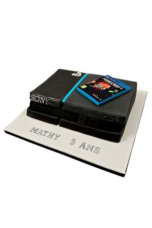 Gâteau d'anniversaire en forme de Playstation PS4 avec un disque de jeu sur le dessus.