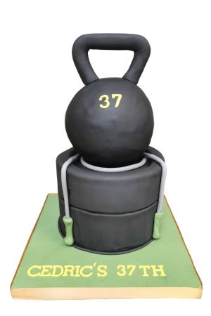 Gâteau d'anniversaire forme kettlebell noire et disques de musculation avec corde à sauter par The French Cake Company