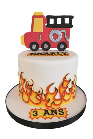 Een ronde witte fondant verjaardagstaart versierd met grote geel-oranje suikervlammen aan de onderkant, bekroond met een grote rechtopstaande rode brandweerwagen met een zilveren ladder en slang.