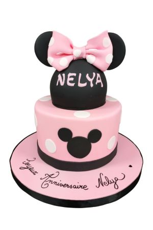 Exclusieve roze Minnie Mouse verjaardagstaart met witte stippen, zwarte oren en een grote roze suikerstrik met stippen, van The French Cake Company.