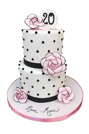 Pièce montée d'anniversaire à deux étages blanche matelassée avec perles noires, rubans sombres et roses en sucre roses soulignées de noir par The French Cake Company
