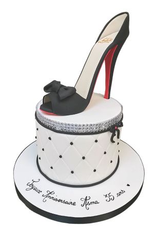 Louboutin-schoen op een versierde taart