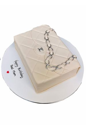 Taart in de vorm van een witte Chanel-tas.