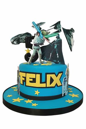 Gâteau d'anniversaire bleu décoré de personnages de Star Wars, dont Luke Skywalker et Dark Vador, avec un prénom personnalisé.