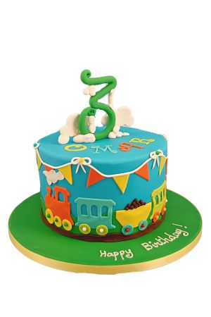 Gâteau d'anniversaire bleu turquoise décoré de wagons de train multicolores en pâte à sucre sur le tour, guirlandes de fanions orange et jaunes et nuages blancs réalisé par The French Cake Company