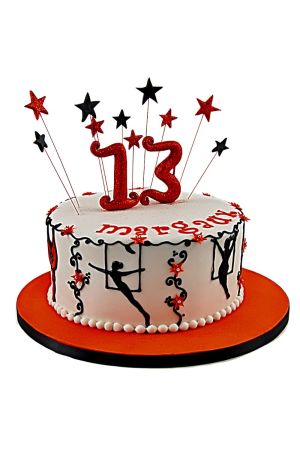 Gâteau d'anniversaire gymnastique blanc orné de silhouettes d'acrobates noires et d'étoiles scintillantes par The French Cake Company