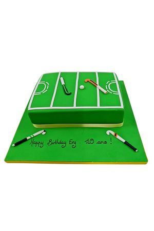 Rechthoekige veldhockey verjaardagstaart met belijning, mini hockeysticks en bal gemaakt door The French Cake Company