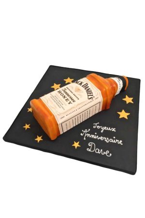 Een taart in de vorm van een fles Jack Daniels.