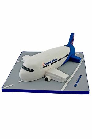 Gâteau d'anniversaire de luxe sculpté en 3D en forme d'avion Brussels Airlines positionné sur une piste d'atterrissage d'aéroport, créé par The French Cake Company.
