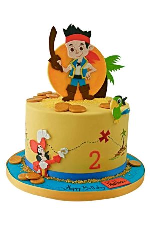 Een ronde gele fondant verjaardagstaart ontworpen als een schateiland met een getekende route en Kapitein Haak, bekroond met een grote staande afbeelding van Jake de Piraat met een zwaard en omringd door gouden munten.