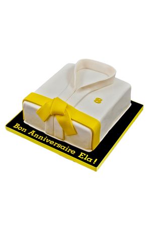 Gâteau d'anniversaire personnalisé Arts Martiaux sculpté en forme de kimono blanc de judo ou karaté noué avec une ceinture jaune, créé par The French Cake Company.