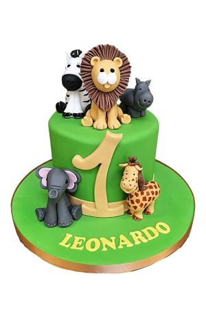 Exclusieve groene safari verjaardagstaart met het getal 1 en ambachtelijke 3D suikerfiguren van een leeuw, zebra, nijlpaard, olifant en giraffe, van The French Cake Company.