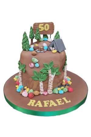 Gâteau d'anniversaire sur le thème de la géologie avec décorations en forme de roches