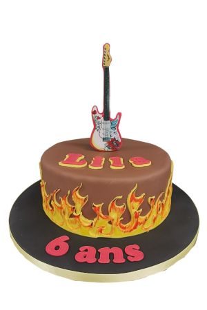 Gâteau d'anniversaire rock avec flammes de feu peintes et guitare électrique style Jimi Hendrix réalisé par The French Cake Company