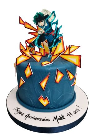 Gâteau My Hero Academia Deku avec glaçage vert et décorations comestibles des personnages.