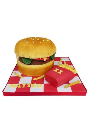 Een verjaardagstaart in de vorm van een hamburger met friet.
