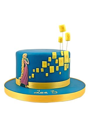 Een diepblauwe fondant verjaardagstaart versierd met een afbeelding van Rapunzel en verschillende gele vierkantjes die zwevende lantaarns in de lucht voorstellen.