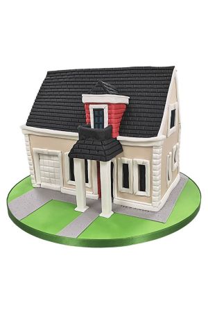 Un gâteau d'anniversaire de luxe sculpté en 3D en forme de maison beige à deux étages, doté d'un toit en tuiles gris foncé, de colonnes blanches et d'une allée grise sur socle vert.