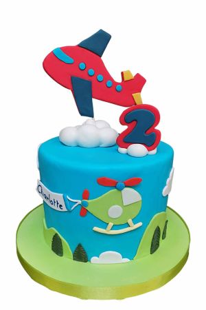 Un gâteau sur le thème de l'aviation, avec un avion et un hélicoptère, pour les petits.