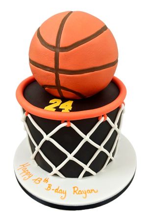 3D basketbal verjaardagstaart in de vorm van een zwarte basket met een wit net, oranje ring en een grote oranje basketbal van fondant gemaak door The French Cake Company