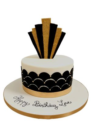 Gâteau d'anniversaire personnalisé blanc thème Gatsby le Magnifique orné de motifs en éventail écaille noirs, perles dorées et d'un grand éventail art déco noir et or pailleté, créé par The French Cake Company.