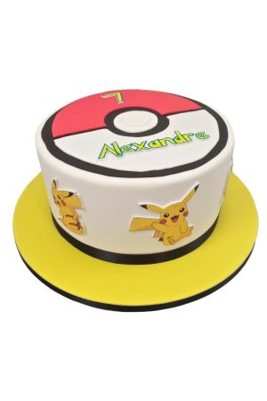 Een ronde witte fondant verjaardagstaart met de bovenkant versierd als een rood-witte Pokéball, voorzien van een naam in Pokémon-stijl en gele Pikachu afbeeldingen aan de zijkant.