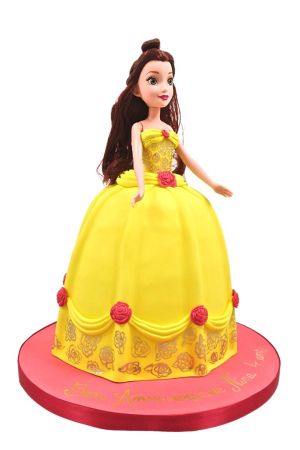 Gâteau d'anniversaire poupée Princesse Belle avec volumineuse robe de bal jaune d'or, drapés, roses rouges en sucre et d'un plateau rose par The French Cake Company